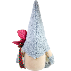 Figürün sırt kısmını ve uzun gri şapkasının dökümlü yapısını gösteren peluş figür arka görünüm görseli.