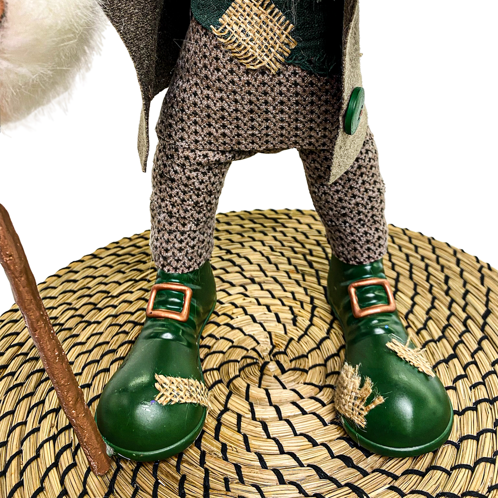 3D Figür Hediyelik - Asa Tutan ve Pipo İçen Şapkasız Bilge Cüce Figürü - Ayaklar Detay