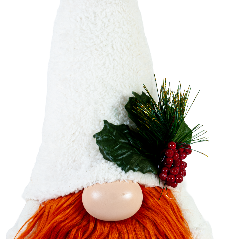 Yumuşak dokulu beyaz kumaş şapkası ve pofuduk burnuyla duran peluş hediyelik oyuncak cücenin yan profil açısı.