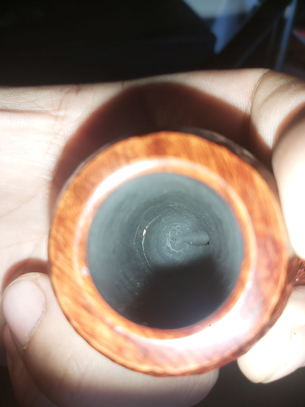 İnternetten sipariş edilmiş, hazne iç çeperinde yarık bulunan, Rattray's Bagpiper marka bir pipo haznesi görseli.