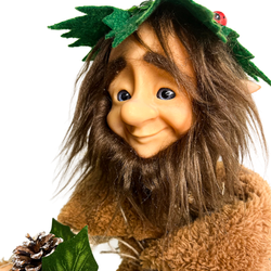 Figürün ellerinde taşıdığı gerçekçi çam kozalakları ve meyve detaylarını gösteren makro çekim 3d el yapımı figür yakın planı.