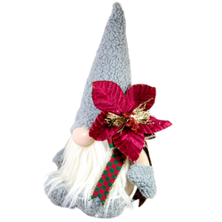 El yapımı peluş tasarımın karakteristik pembe burnunu ve sakal katmanlarını vurgulayan sanatsal portre çekimi.