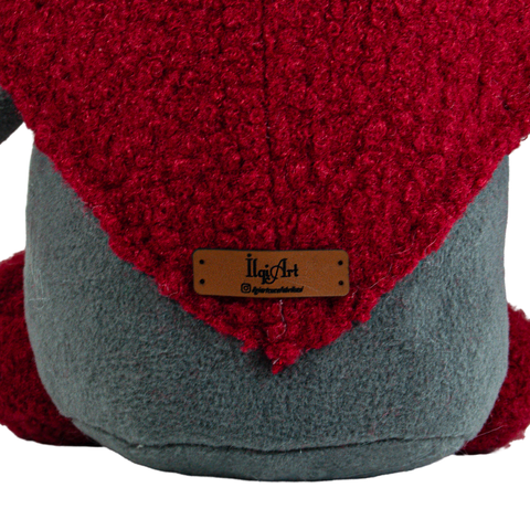 İlgiArt marka etiketi ve kaliteli dikiş detayları ile el yapımı peluş hediyelik cüce figürü yakın planı.