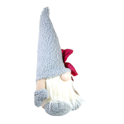 Peluş oyuncak cücenin şapkasındaki kadife dokulu kırmızı çiçek ve ekoseli kurdele detaylarını gösteren yakın plan.