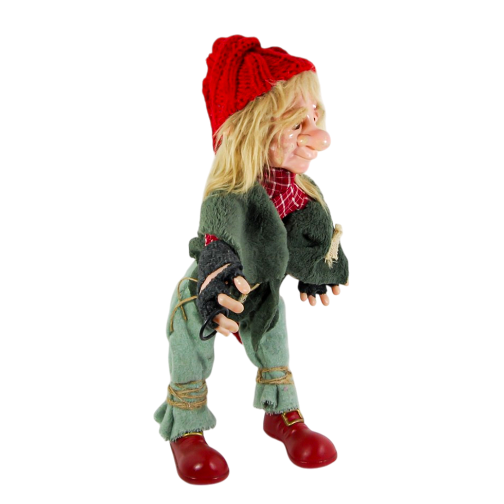 Sanatsal detaylara sahip 3d el yapımı figürün ayakta duruş formunu ve kıyafet katmanlarını gösteren yan açı çekimi.