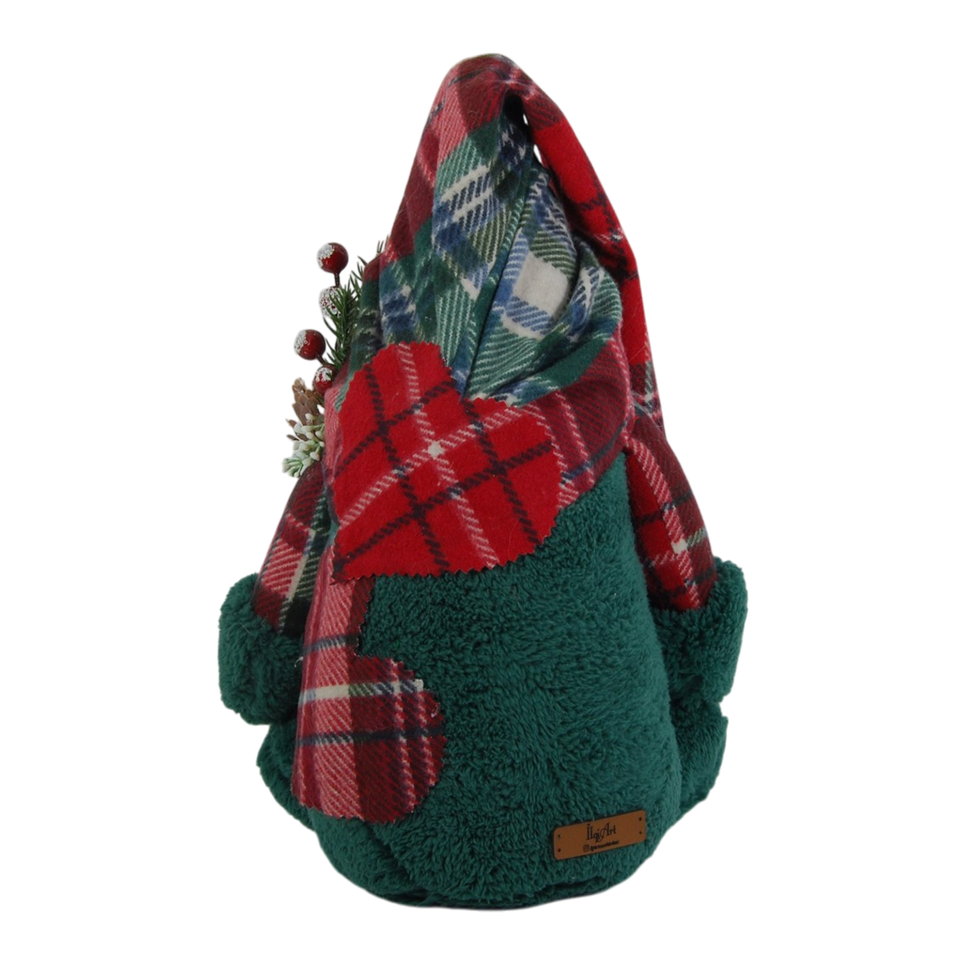 Figürün sırt kısmındaki orman yeşili doku ve ekose desenli şapkanın arkadan görünümünü içeren 3d el yapımı figür detayı.