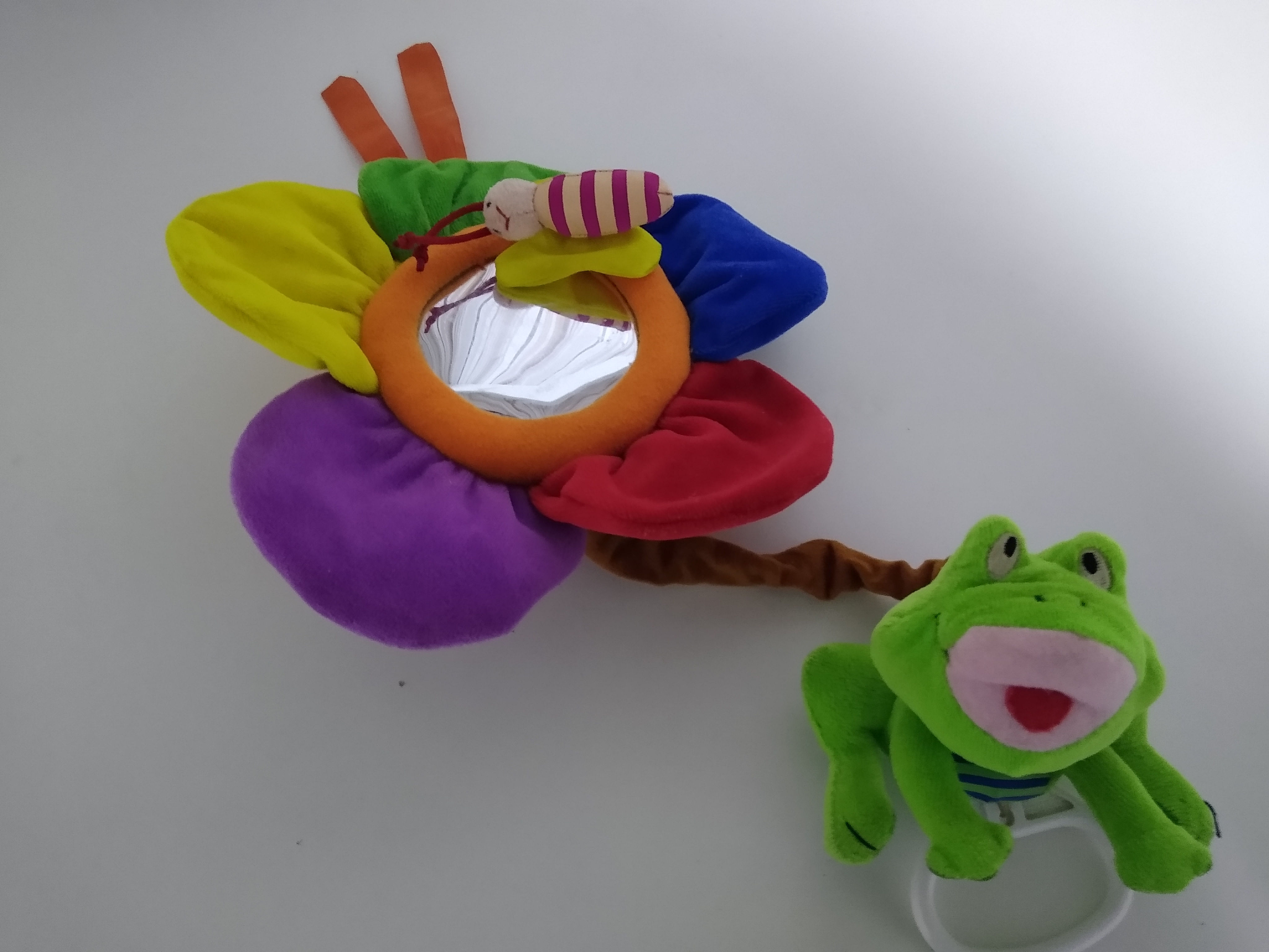 Móbile vai e vem flor e sapo