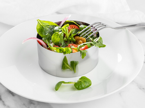 salade dans un plat en aluminum