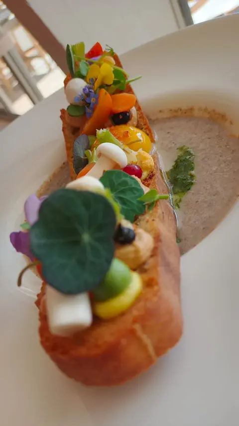 Tarte legumes fleurs comestibles capucine bourrache pensees pousses
perles fromage restaurant Atlantide hotel Punta Lara Noirmoutier
