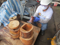 用沙紙機把粗糙的表面打磨