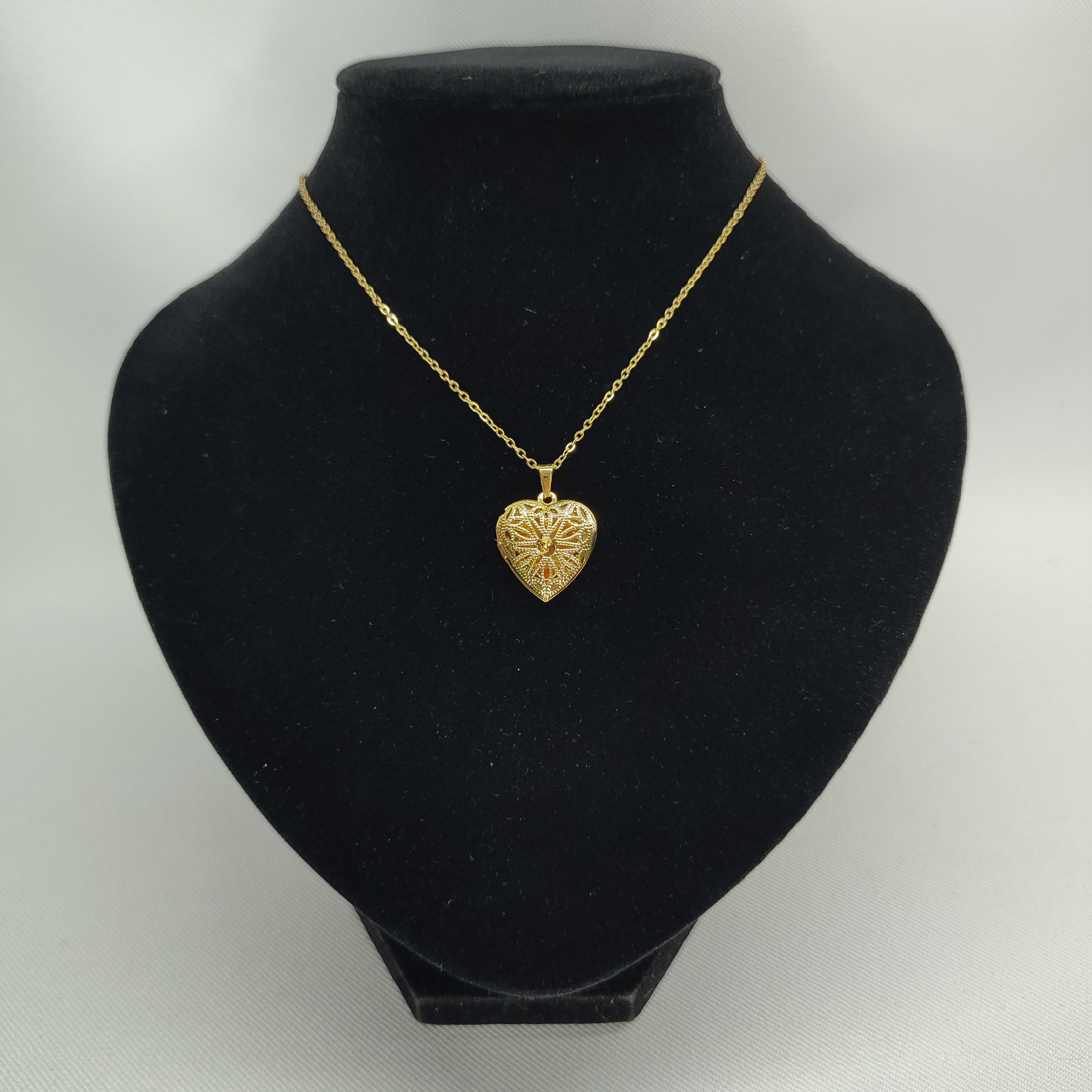 Collar Relicario Pequeño Estrella Dorado