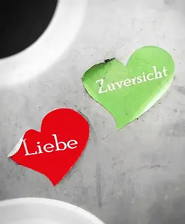 Mülltonne mit Herzen Liebe Zuversicht