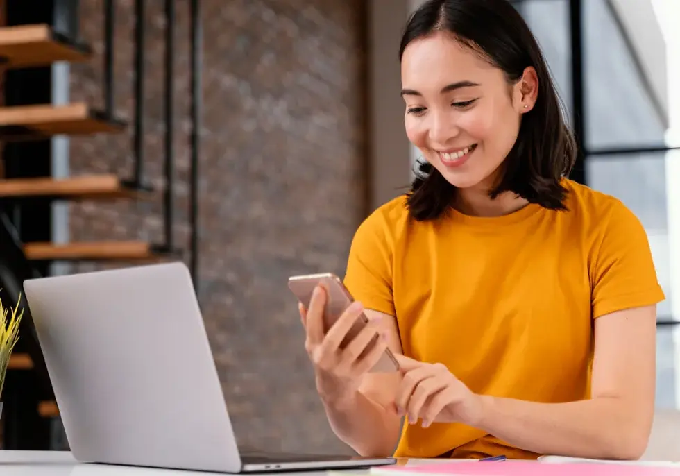 Seorang perempuan menggunakan internet cepat dari provider internet terpercaya