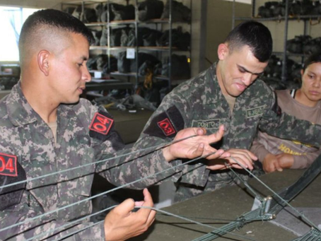 Alumnos del Curso de Empacador N.30-2025 realizan prácticas con paracaídas T-10 Delta