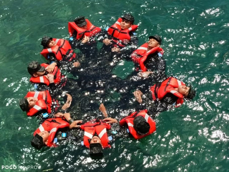 Estudiantes navales refuerzan sus destrezas en ejercicios de supervivencia marítima