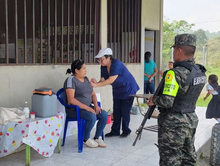 Soldados apoyan jornada de vacunación en Copán
