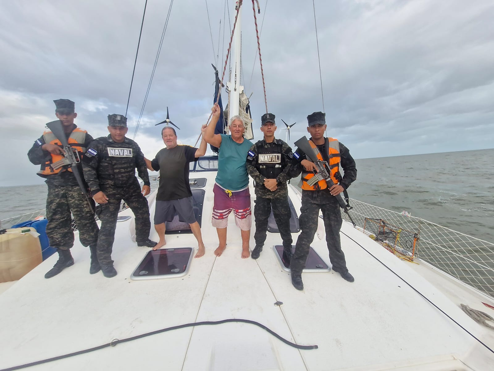 Fuerza Naval de Honduras rescata velero encallado en Gracias a Dios