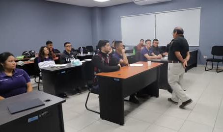 UDH impulsa formación integral con ciclo de conferencias