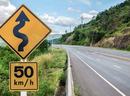 Señales de tránsito: un compromiso vital para salvar vidas en la carretera