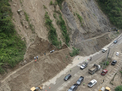 FF.AA. habilitan tramo carretero obstruido por falla geológica