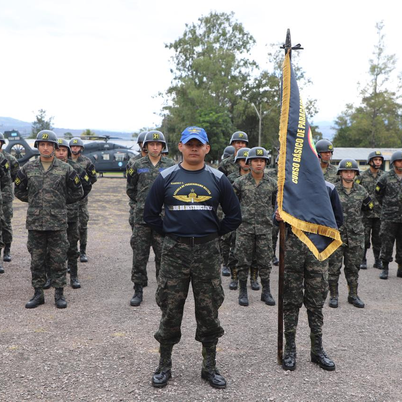 Inauguración del curso básico de paracaidismo militar, instructor y cazador