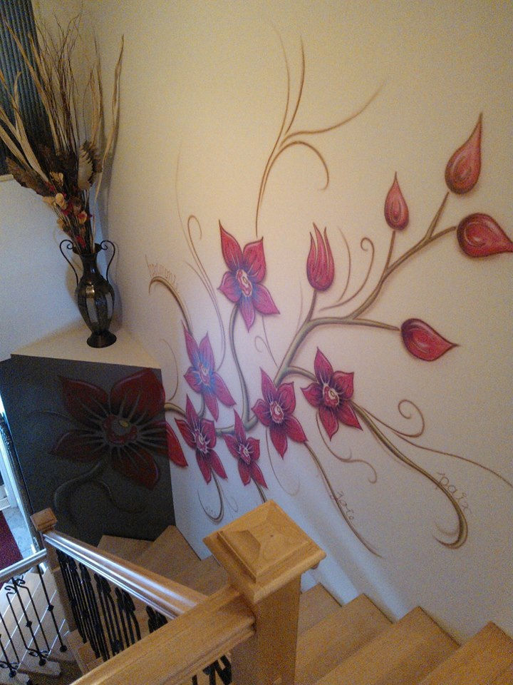 Fleur peinturé au airbrush sur une murale | Déco de mur par Yan Pigeon artiste et peintre québécois 2
