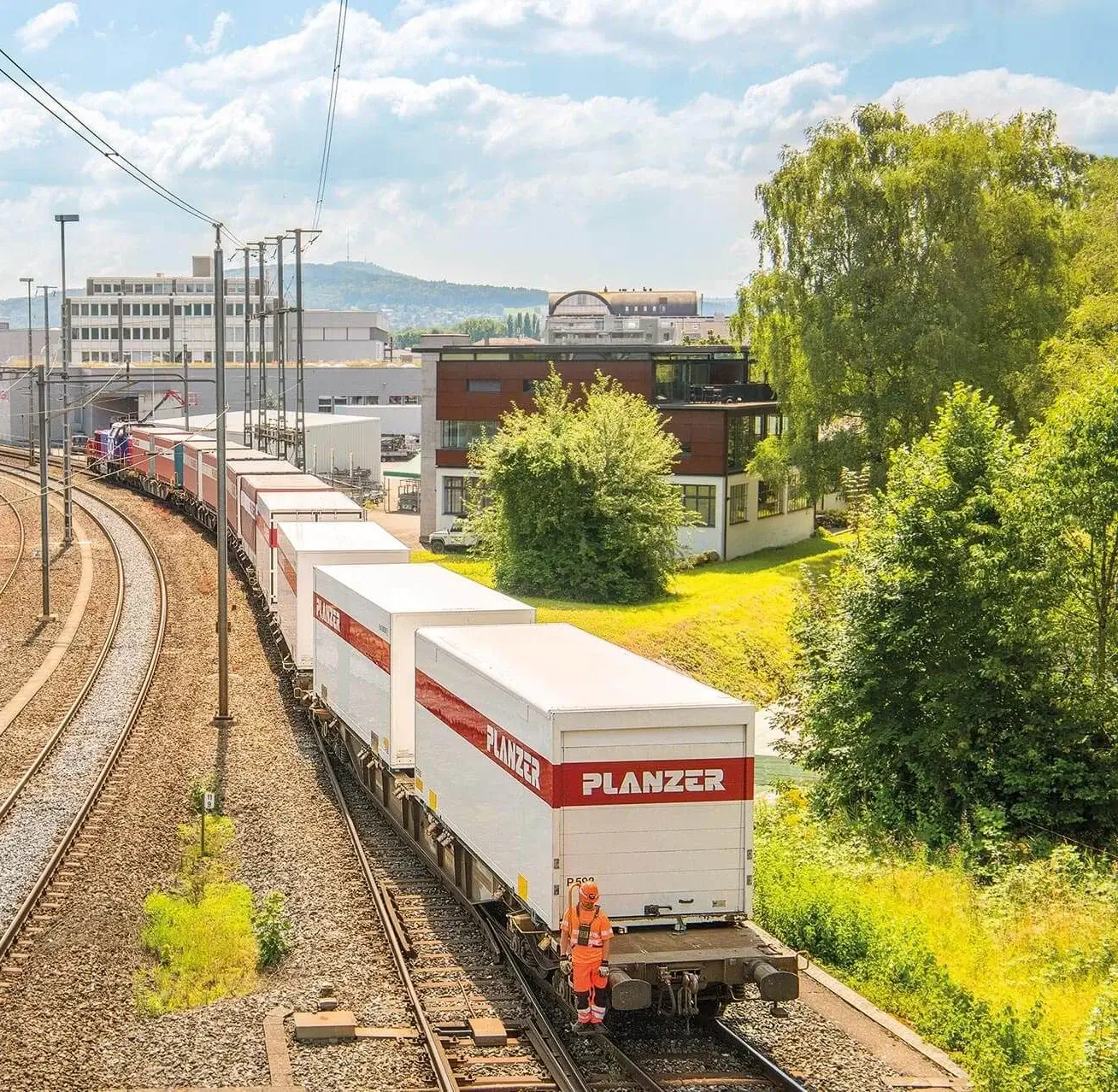 Nachhaltige Entsorgung von Kabelabfällen in der Schweiz mit Tempi Recovery GmbH, in Partnerschaft mit Planzer AG und SBB Cargo für CO2-effiziente Logistik.