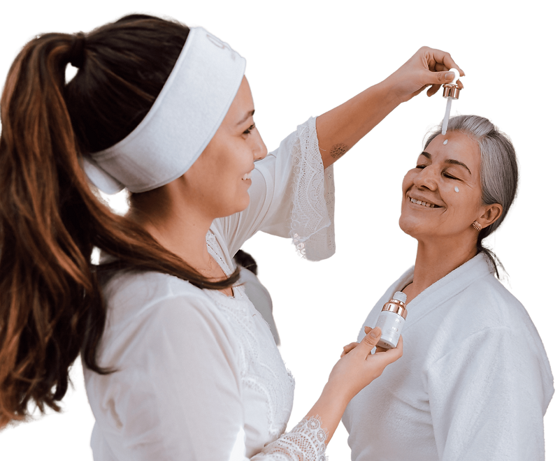 mae e filha se cuidando fazendo skincare