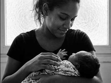 eune maman en plein post-partum en Martinique
