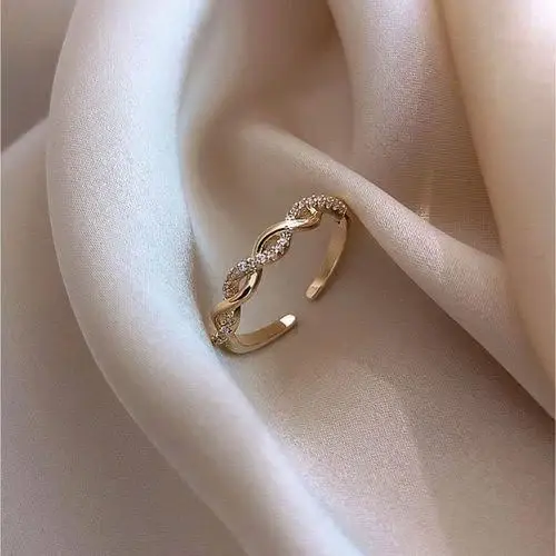 Elegant gold ring with sparkling stones