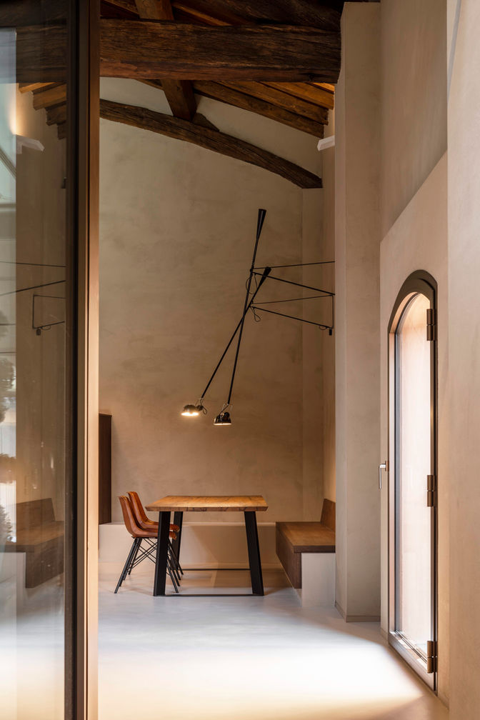 Cucina di design, tavolo di design illuminazione d'interni Arredo in legno su misura pareti faccia a vista mattoni pavimento in resina Ex fienile Cocchi, distilleria Cocchi, restauro Reggio emilia SBAR andrea salonia architetto 