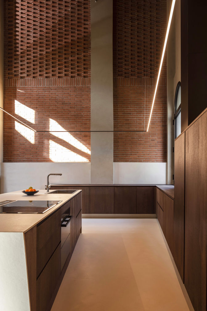 Cucina di design, illuminazione d'interni Arredo in legno su misura pareti faccia a vista mattoni pavimento in resina Ex fienile Cocchi, distilleria Cocchi, restauro Reggio emilia SBAR andrea salonia architetto 
