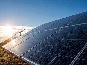 Panneaux solaires haute performance installés sur un site industriel