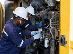 Techniciens réalisant la maintenance d’un équipement industriel