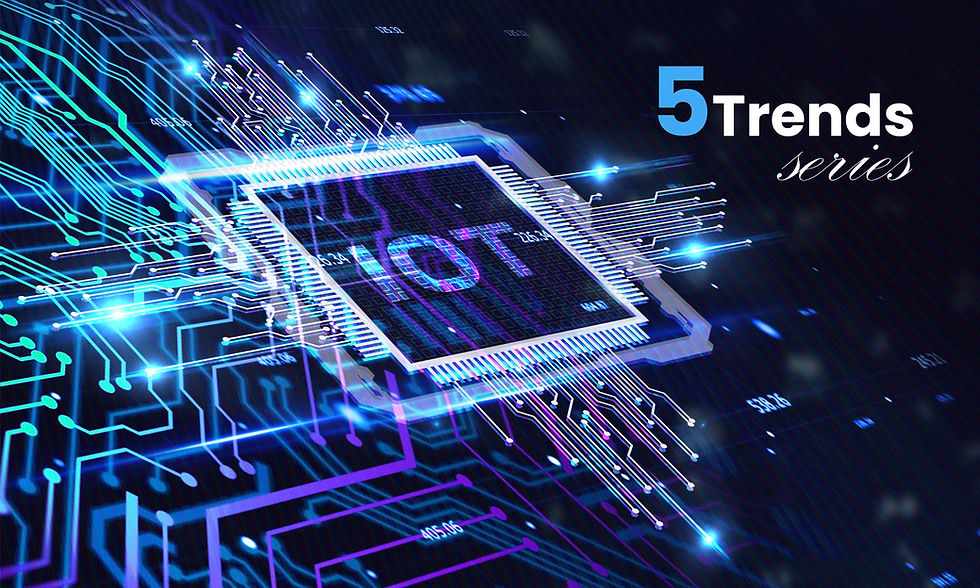 Un circuit imprimé électronique avec les lettres 'IoT' illuminées au centre, symbolisant l'intégration de l'Internet des objets dans la fabrication, accompagné du titre '5 Trends Series'.