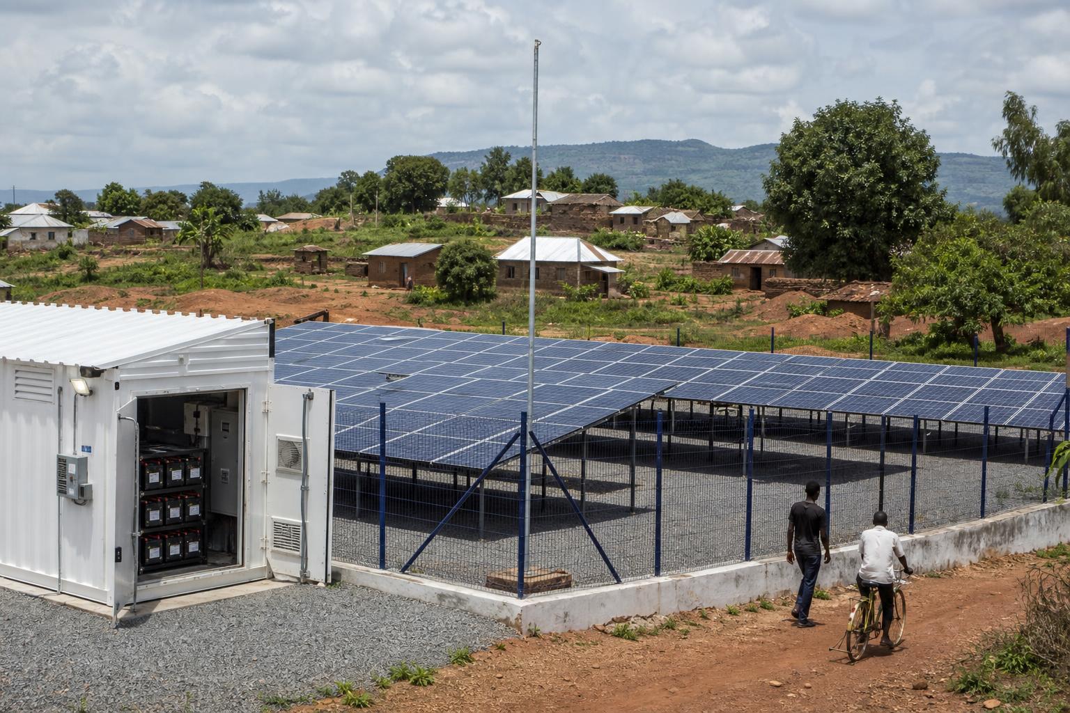 Mini-grid solaire dans un village d'Afrique de l'Ouest