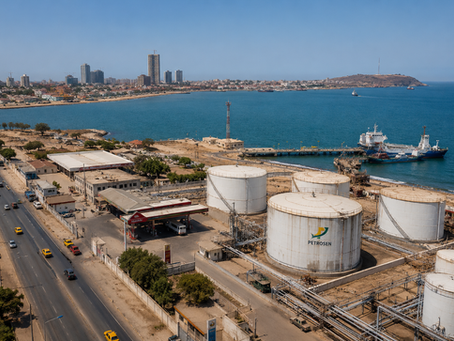 Vue aérienne de la côte de Dakar avec installations pétrolières, réservoirs de stockage et infrastructures énergétiques en bord de mer au Sénégal.