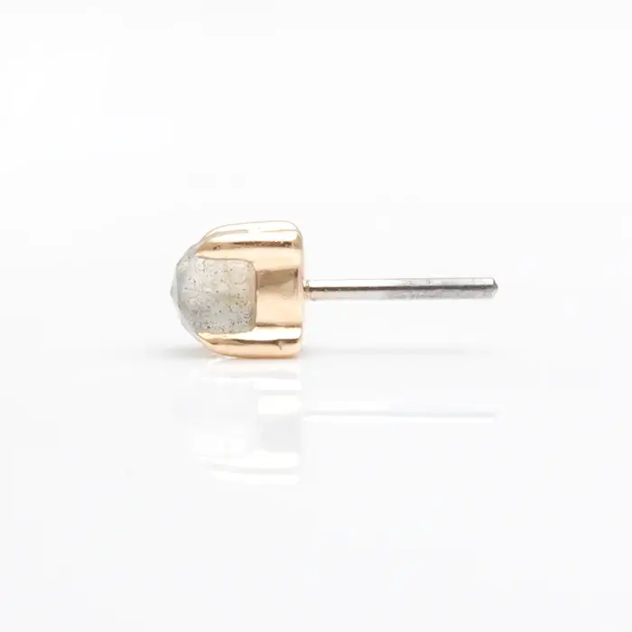 Miniaturbild: Beatti Rose Cut Labradorit aus Gelbgold für Tragus Piercing