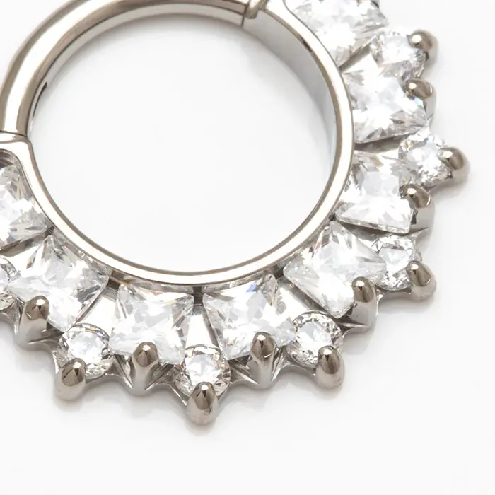 Thumbnail: Ring für Daith Piercing von Tremun mit Zirkonia