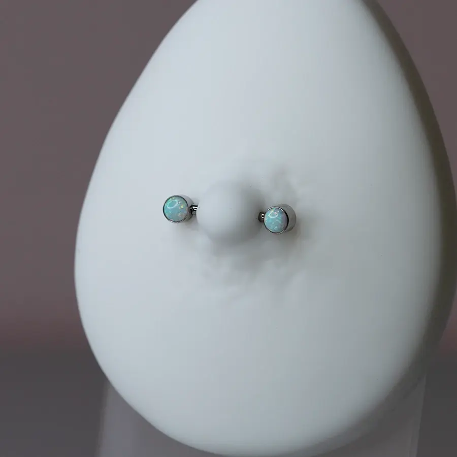 Thumbnail: Brustwarzenpiercing mit Opal Schmuck