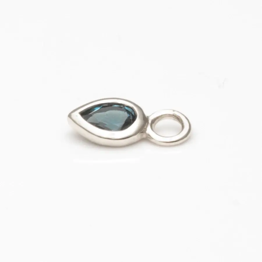 Thumbnail: Rook Piercing Charm von Beatti aus Weißgold