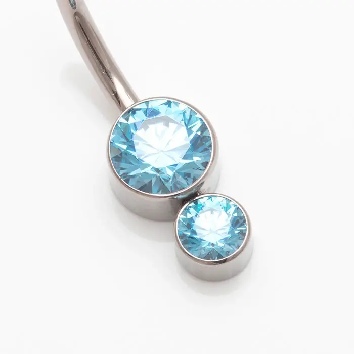 Bauchnabelstecker aus Titan von LeRoi mit hellblauen Zirkonia