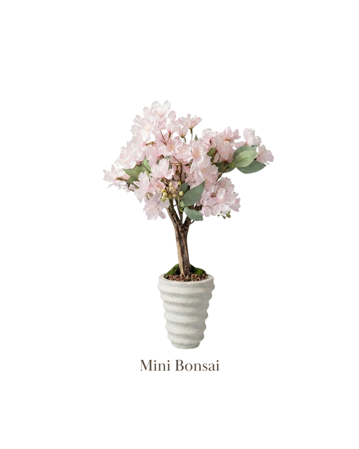 Küçük pembe çiçekli yapay bonsai, "Mini Bonsai" yazısı beyaz arka planda.