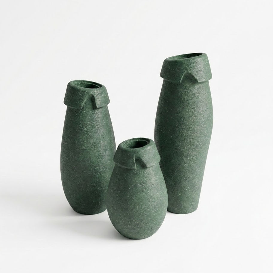 Üç koyu yeşil beton saksı, farklı boyutlarda, beyaz arka plan üzerinde.