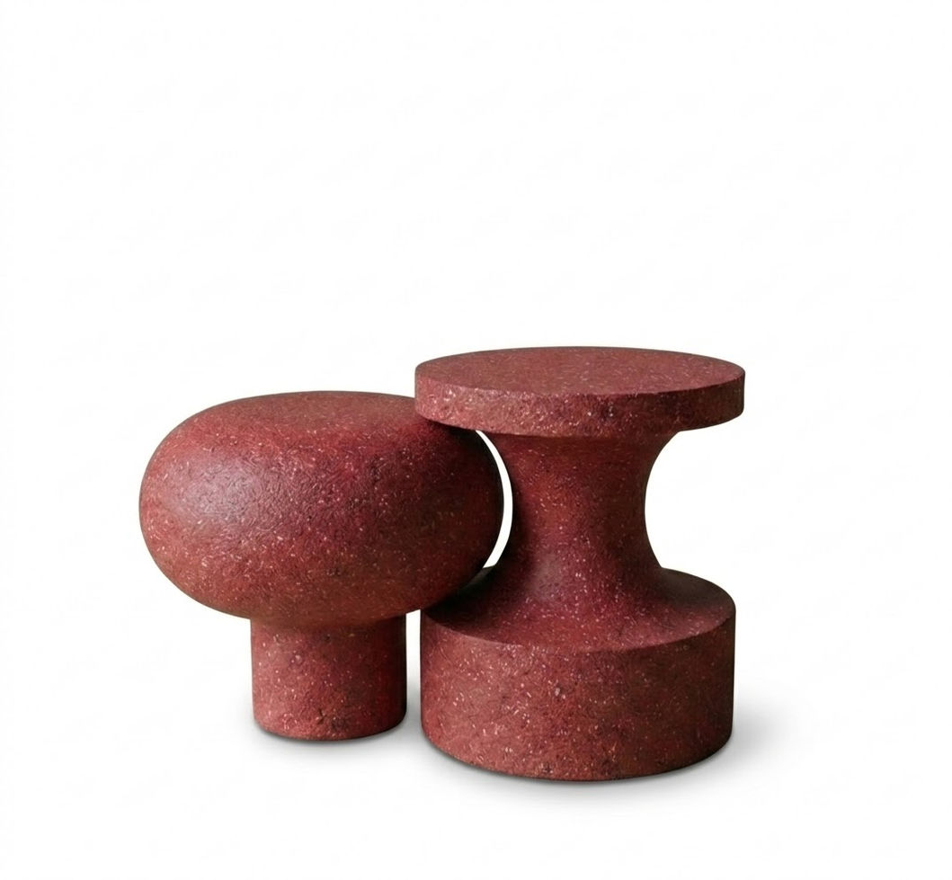 İki modern, kırmızımsı kahverengi, soyut tasarımlı beton sehpa.