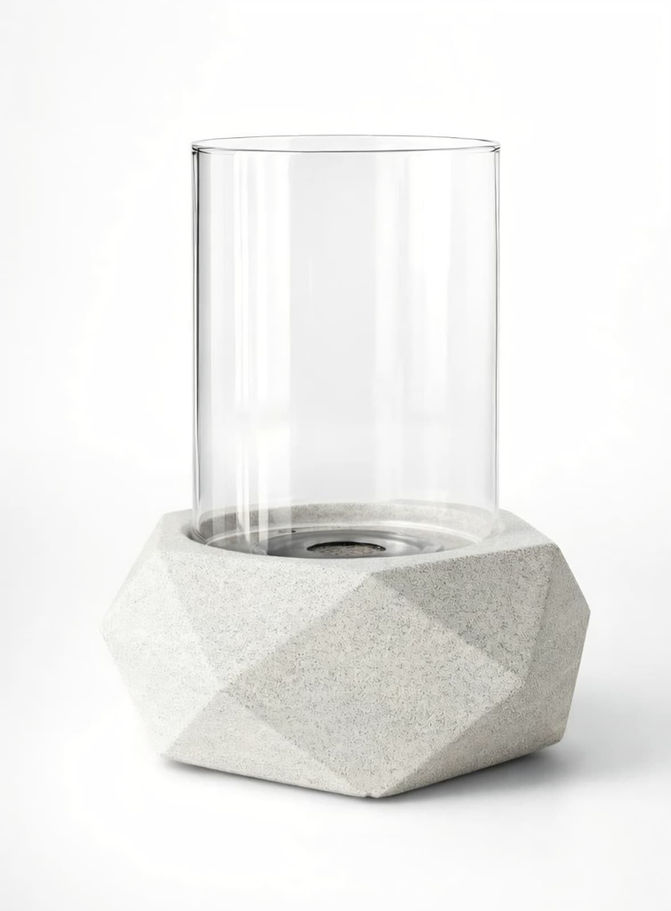 Geometrik desenli hafif beton saksı, cam silindirli, beyaz arka planda.