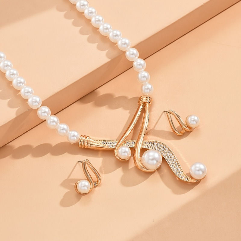 Thumbnail: Colar de Pérolas com Detalhes Dourados