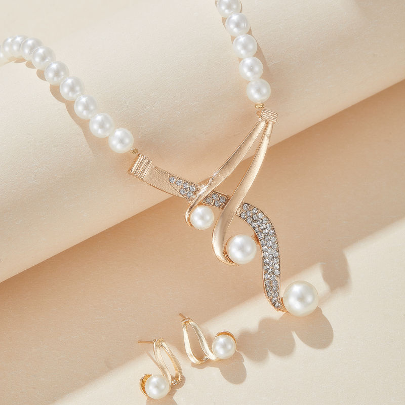 Thumbnail: Colar de Pérolas com Detalhes Dourados