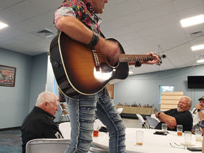 Nashville singer honors area veterans with guitar gift