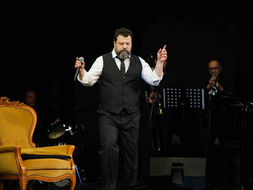 Boris Šavija izvodi monodramu „Kabare sa pjevanjem i pucanjem“